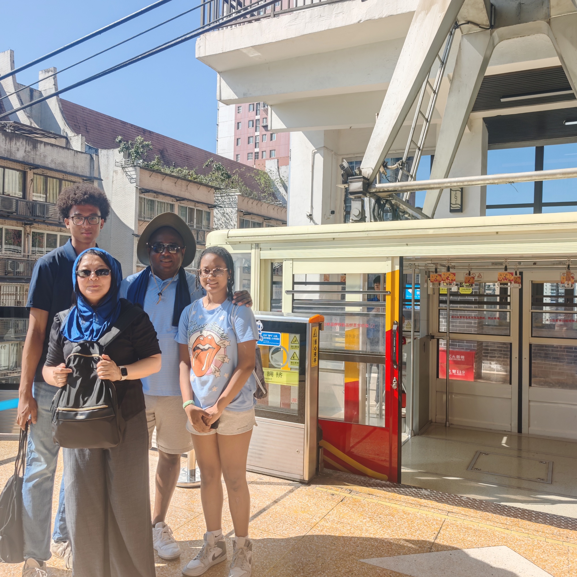 长江索道家庭游客合影