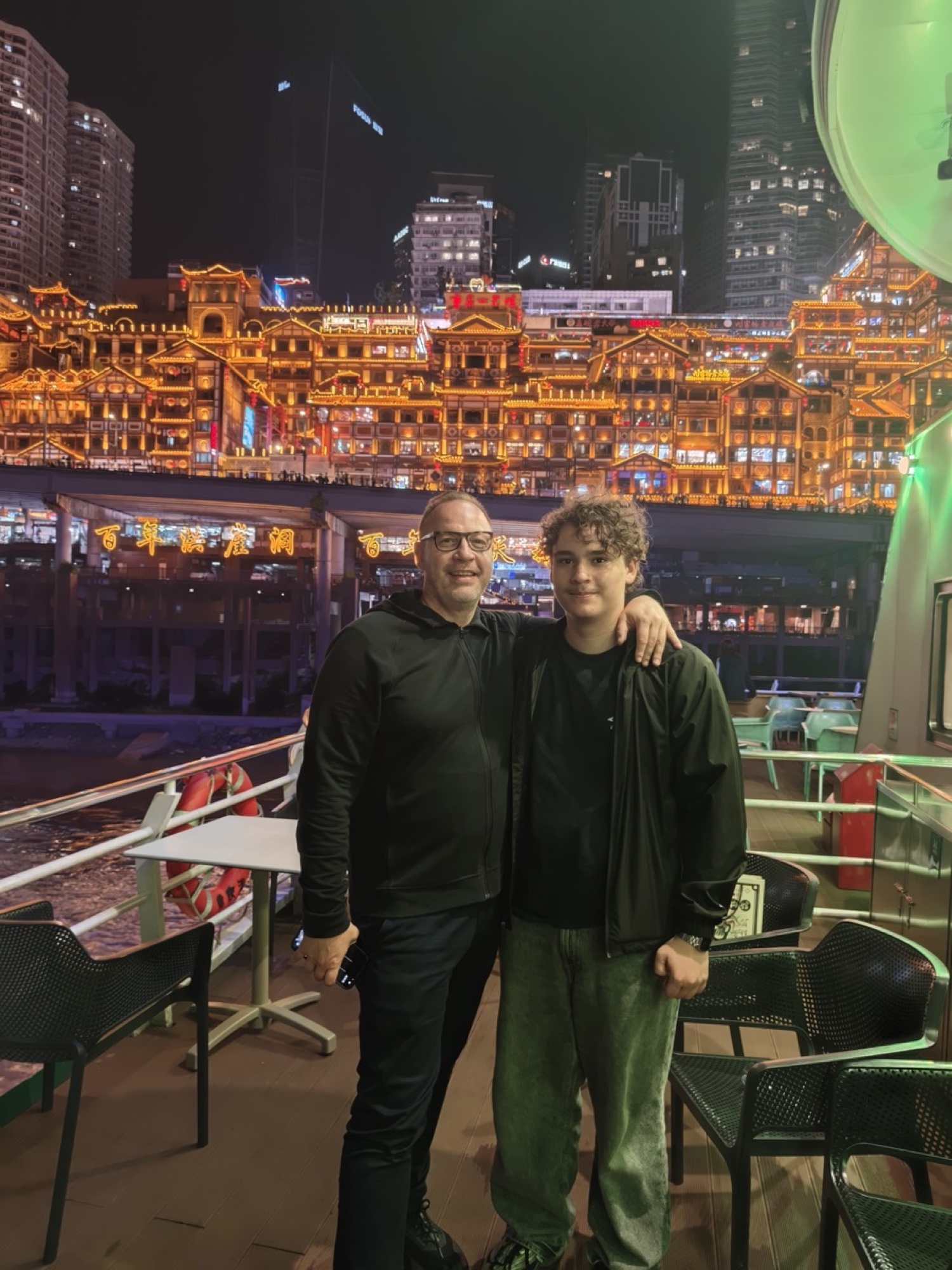 洪崖洞夜景游船外籍客人合影