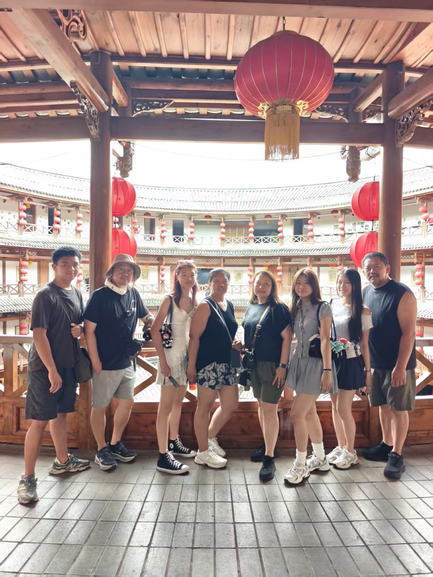 成都洛带客家土楼亲友合影