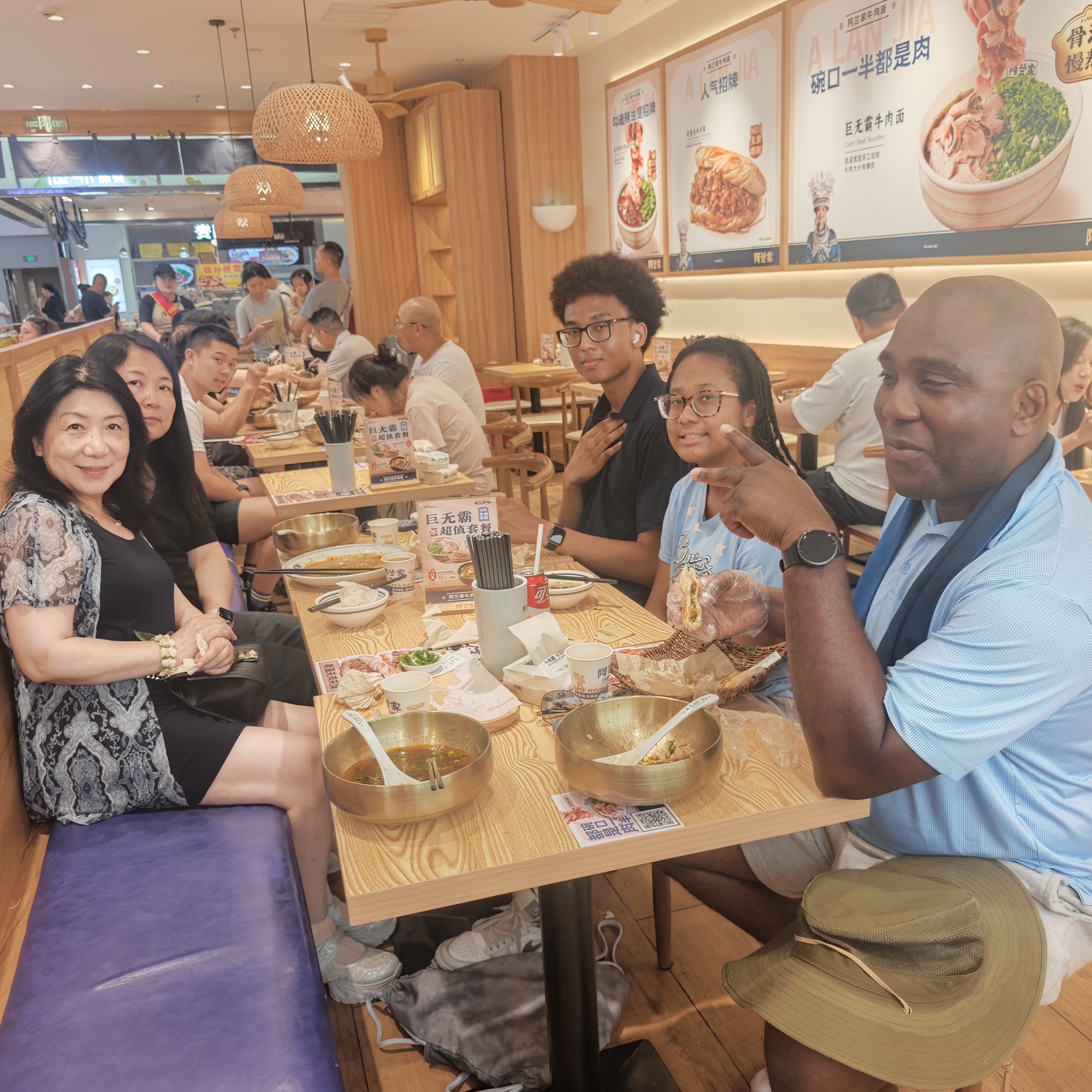 重庆小面馆跨国家庭用餐
