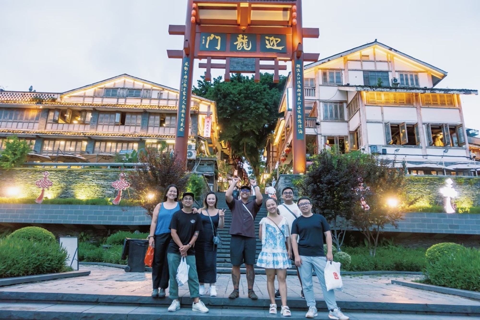 迎龙门古镇夜景客人合影